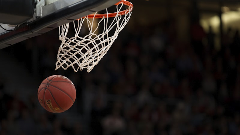 2026年NBA季后赛金州勇士队对阵洛杉矶湖人队的精彩瞬间图片 - 球员扣篮
